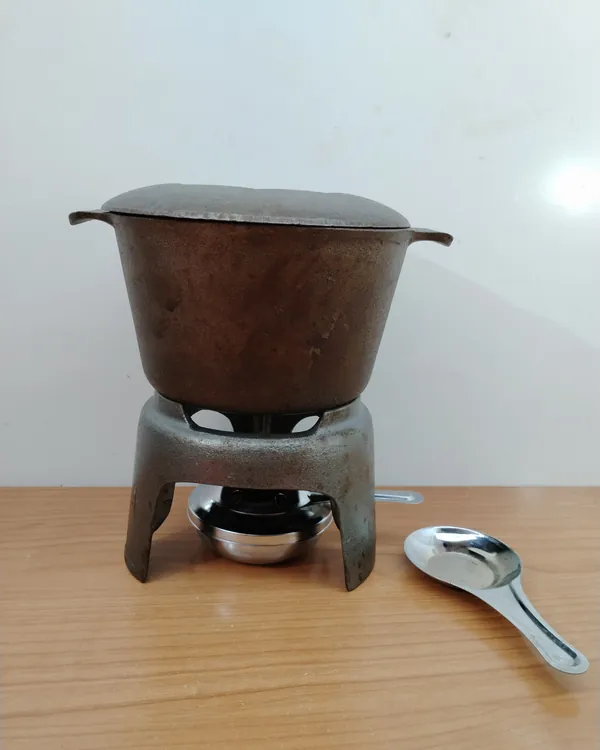 Juego de fondue antiguo de hierro fundido con soporte y cucharas