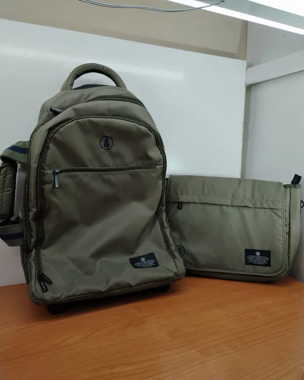 Mochila con ruedas y bolsa de mano Fun&Basics verde oliva