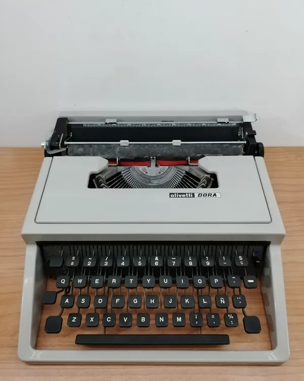 Máquina de escribir Olivetti Dora vintage