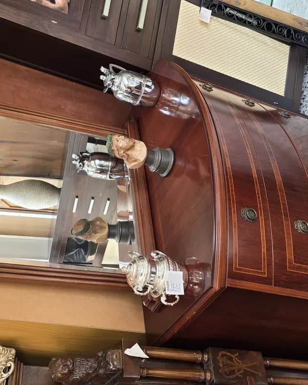 Cómoda de nogal con espejo y marquetería