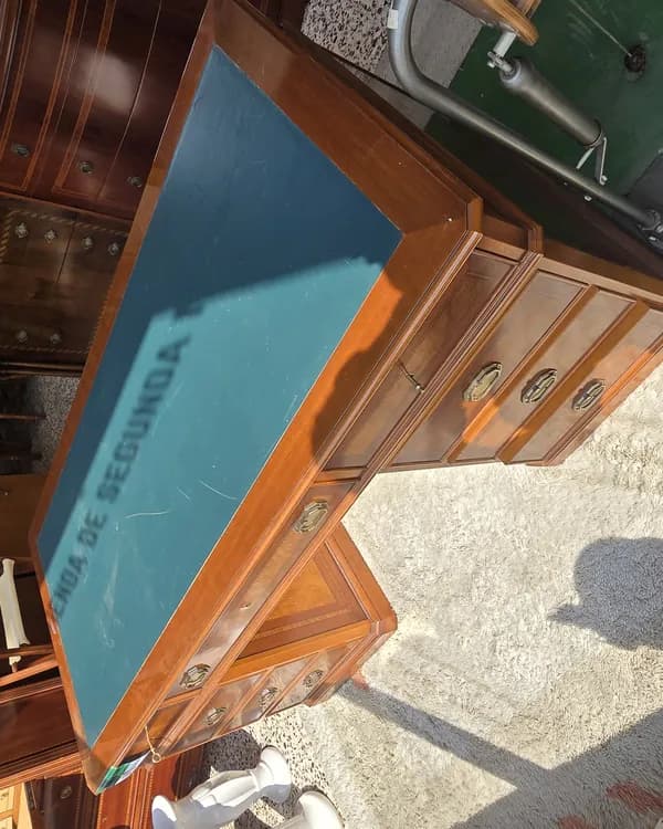 Escritorio clásico de madera con tapa de cuero verde