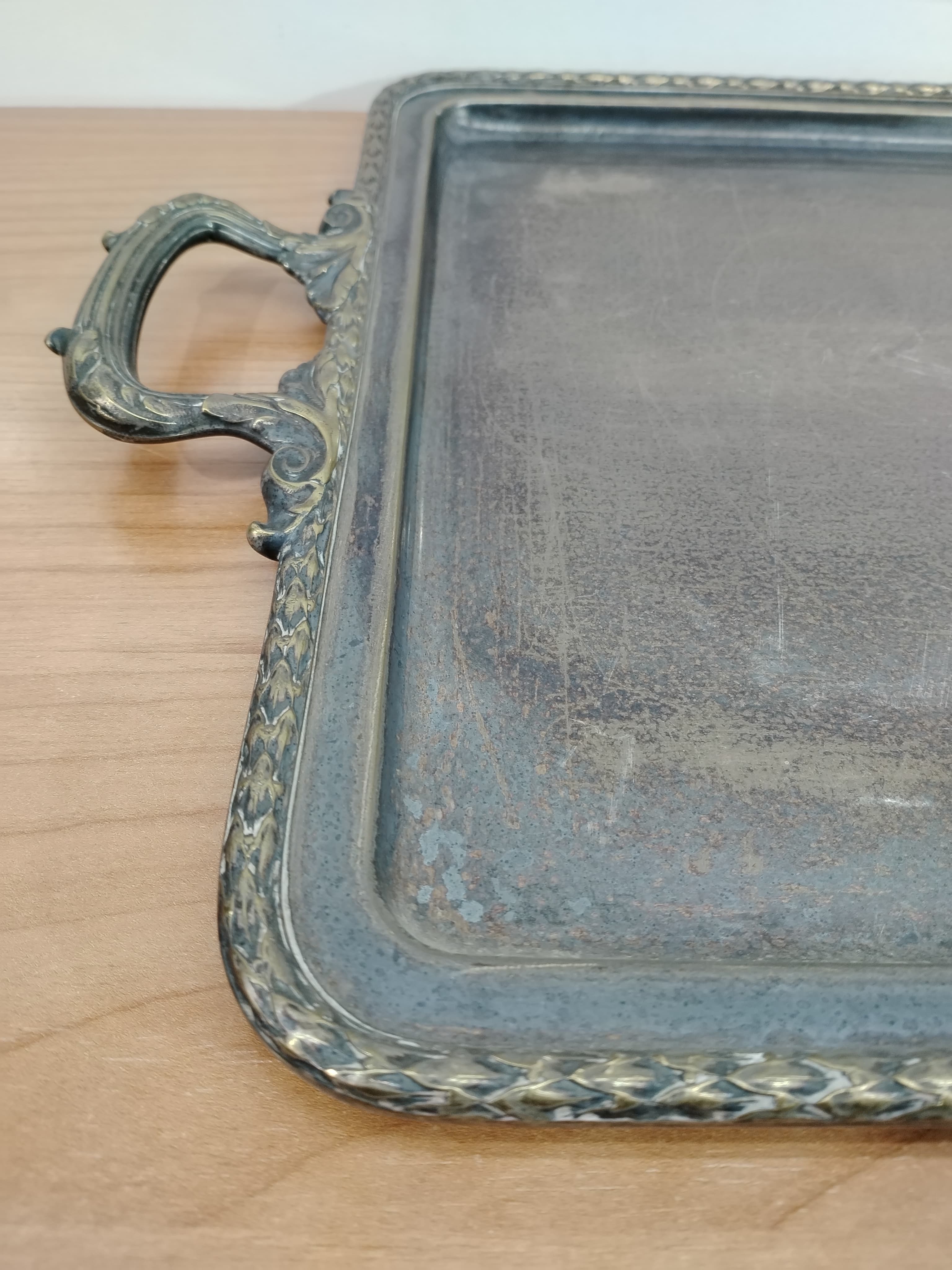 Bandeja Vintage de Metal Plateado con Asas - imagen 3